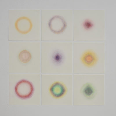 Auras, crayons de couleur sur papier, 15 x 15 cm chacune, 2018