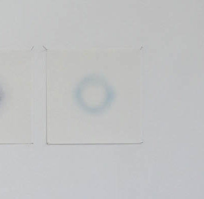 Auras bleues, crayons de couleur sur papier, 15 x 15 cm, 2018.
