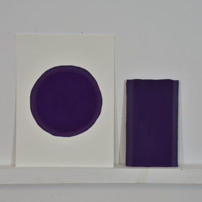 Core ‘iris’, huile sur papier, 21 x 29,7 cm, 2018. Nuancier ‘iris’, petites études violettes, huile sur panneaux, 12 x 20 cm, 2022.