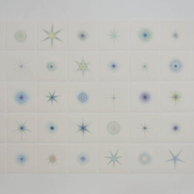 Auras et étoiles, crayons de couleurs sur papier, damier de 40 dessins, 20 x 20 cm chacun, 2019.