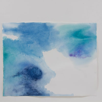 Diffusion de pigments bleus, pigments, aquarelle, liant aquarelle et gomme arabique sur papier aquarelle, 66 x 51 cm, 2022.