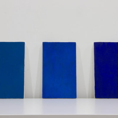 Emergences bleues monochromes 1, 2, 3, pigments liés à la caséine sur panneau OSB préparé à la caséine, 12 x 20 cm chacun, 2021.
