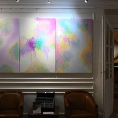 Triptyque Univers dans des univers, 3 huiles sur toile tendues sur châssis, 80 x 120 cm, 2025. + vue d’exposition, Cercle Münster - Luxembourg