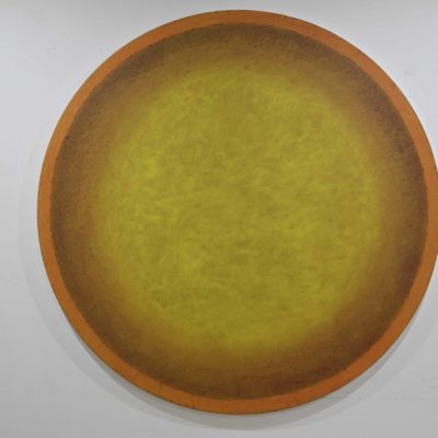 Série des monochromes en 12 couleurs, Du vert-jaune au jaune, sens anti-horaire, huile sur toile marouflée sur panneau, diamètre 89,5 cm, 2023-25.